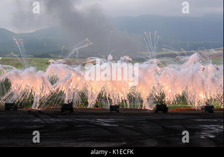 Gotemba, au Japon. Août 27, 2017. La masse des réservoirs de forces d'autodéfense japonaises se déplacer entre un parapluie de barrage au cours d'un exercice militaire annuel au tir à Gotemba Higashi-Fuji, au pied du Mt. Fuji dans la préfecture de Shizuoka le dimanche, Août 27, 2017. L'exercice annuel comprend environ 2 400 personnes, 80 chars et véhicules blindés. Credit : Yoshio Tsunoda/AFLO/Alamy Live News Banque D'Images