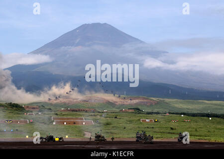 Gotemba, au Japon. Août 27, 2017. Des soldats des Forces d'autodéfense japonaise obusiers incendie au cours d'un exercice militaire annuel au tir à Gotemba Higashi-Fuji, au pied du Mt. Fuji dans la préfecture de Shizuoka le dimanche, Août 27, 2017. L'exercice annuel comprend environ 2 400 personnes, 80 chars et véhicules blindés. Credit : Yoshio Tsunoda/AFLO/Alamy Live News Banque D'Images