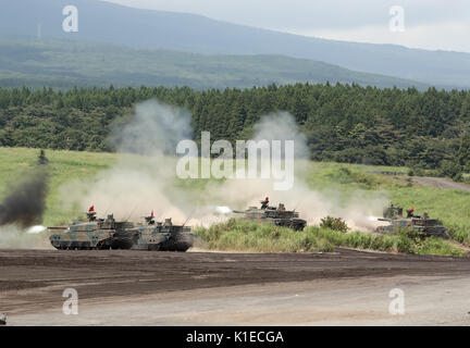 Gotemba, au Japon. Août 27, 2017. Forces d'autodéfense japonaise de blindés un exercice militaire annuel au tir à Gotemba Higashi-Fuji, au pied du Mt. Fuji dans la préfecture de Shizuoka le dimanche, Août 27, 2017. L'exercice annuel comprend environ 2 400 personnes, 80 chars et véhicules blindés. Credit : Yoshio Tsunoda/AFLO/Alamy Live News Banque D'Images