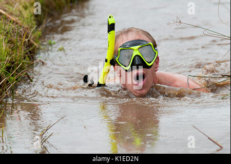 Llanwrtyd Wells, Powys, au Royaume-Uni. 27 août, 2017. La 32e conférence annuelle de la BOG Snorkelling Championships, conçu il y a plus de 30 ans dans un pub gallois par propriétaire Gordon Green, ont lieu à l'Waen Rhydd Bog. En utilisant soit des courses de natation, les participants nager deux longueurs d'un mètre 55 tranchée couper à travers une tourbière portant masque et des palmes de plongée. Credit : Graham M. Lawrence/Alamy Live News Banque D'Images