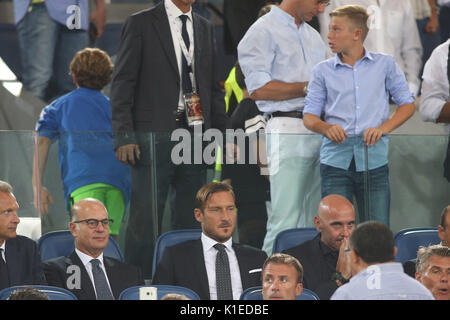 Stadio Olimpico, Rome, Italie. Août 26, 2017. Serie A football. As Roma vs Inter.La nouvelle vie de Francesco Totti sur la tribune avec fils Cristian. Crédit : marco iacobucci/Alamy Live News Banque D'Images