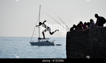 Brighton, UK. Août 27, 2017. Jeunes bond dans le mer à partir d'un épi sur la plage de Brighton autrement connu sous le nom de désactivation dans le bain de soleil aujourd'hui que les températures devraient atteindre 28 degrés au cours du week-end de la banque qui est un record pour le mois d'août . Les sauveteurs locaux et garde-côtes avertissent que désactivation peut être très dangereux car leur a eu de nombreux accidents ces dernières années de crédit : Simon Dack/Alamy Live News Banque D'Images