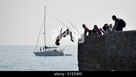 Brighton, UK. Août 27, 2017. Jeunes bond dans le mer à partir d'un épi sur la plage de Brighton autrement connu sous le nom de désactivation dans le bain de soleil aujourd'hui que les températures devraient atteindre 28 degrés au cours du week-end de la banque qui est un record pour le mois d'août . Les sauveteurs locaux et garde-côtes avertissent que désactivation peut être très dangereux car leur a eu de nombreux accidents ces dernières années de crédit : Simon Dack/Alamy Live News Banque D'Images