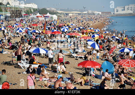 Brighton, UK. Août 27, 2017. La foule profiter du magnifique temps ensoleillé chaud sur la plage de Brighton aujourd'hui que les températures devraient atteindre 28 degrés au cours du week-end férié ce qui est un record pour août Crédit : Simon Dack/Alamy Live News Banque D'Images