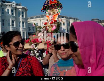 Worthing, Royaume-Uni. 27th août 2017. Fête de Ganesh au Royaume-Uni - les membres de la communauté hindoue locale portent un modèle de Lord Ganesh le long de la plage jusqu'à la Manche. Également connu sous le nom de Ganesh Chaturthi, l'important festival célèbre le fils à tête d'éléphant de Lord shiva et de la déesse Parvati, symbole de sagesse, de prospérité et de bonne fortune. Le modèle est fait de plâtre de paris et se dissout dans l'eau de mer. Credit: Photo: Jonathan Eastland/Ajax/Alamy Live News Banque D'Images