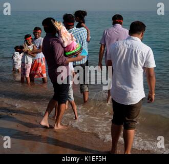 Worthing, Royaume-Uni. 27th août 2017. Fête de Ganesh au Royaume-Uni - les membres de la communauté hindoue locale portent un modèle de Lord Ganesh le long de la plage jusqu'à la Manche. Également connu sous le nom de Ganesh Chaturthi, l'important festival célèbre le fils à tête d'éléphant de Lord shiva et de la déesse Parvati, symbole de sagesse, de prospérité et de bonne fortune. Le modèle est fait de plâtre de paris et se dissout dans l'eau de mer. Credit: Photo: Jonathan Eastland/Ajax/Alamy Live News Banque D'Images