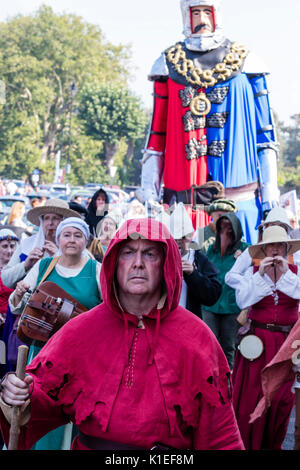 L'Angleterre, Sandwich. Festival pour célébrer la bataille de Sandwich, qui a eu lieu le 24 août 1217. La Procession, un défilé serpente à travers les ruelles médiévales, entraînant avec elle une grande effigie d'un chevalier. Banque D'Images