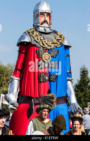 L'Angleterre, Sandwich. Festival pour célébrer la bataille de Sandwich, qui a eu lieu le 24 août 1217. La Procession, un défilé serpente à travers les ruelles médiévales, entraînant avec elle une grande effigie d'un chevalier. Banque D'Images