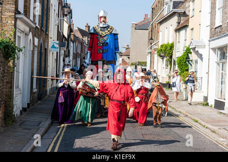 L'Angleterre, la ville de Sandwich. Festival pour célébrer la bataille de Sandwich, qui a eu lieu le 24 août 1217. Le cortège, défilé, avec l'effigie du grand chevalier, dans la ville médiévale de rues étroites, le plomb par l'homme en rouge. Banque D'Images