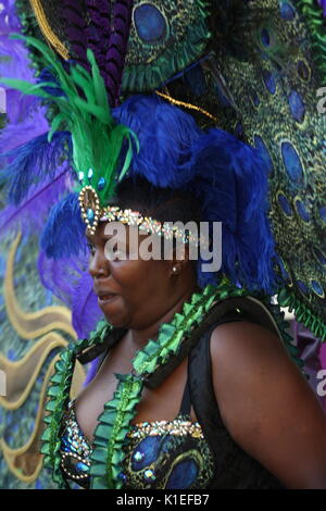 Londres, Royaume-Uni. 27 août 2017. La première journée de la Notting Hill Carnival a lieu, décrit comme la journée des enfants et avec de nombreux jeunes participant.Beaucoup d'adultes de prendre part aux deux jours de fête. Roland Ravenhill/Alamy Live News. Banque D'Images