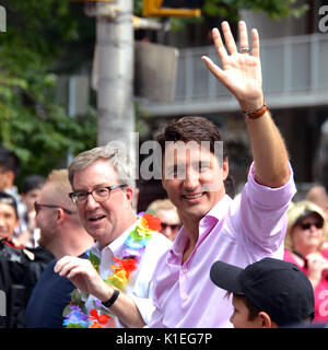 Ottawa, Canada. Août 27, 2017. Le premier ministre du Canada, Justin Trudeau, avec le maire d'Ottawa, Jim Watson, L, marches à l'Ottawa Pride Parade, devenant la première séance de 14h à participer à cet événement pour la ville. Crédit : Paul McKinnon/Alamy Live News Banque D'Images