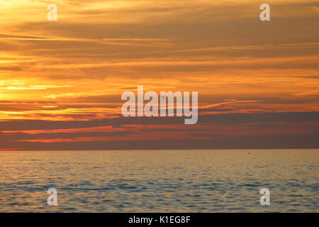 La plage de Fistral, Newquay, Cornwall, UK. Août 27, 2017. Une journée sans nuages cède la place à un magnifique coucher de soleil. Un oovers drone sur l'océan au coucher du soleil. Credit : Nicholas Burningham/Alamy Live News Banque D'Images