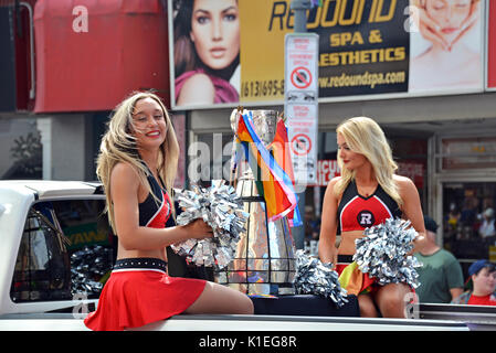 Ottawa, Canada. Août 27, 2017. Ottawa Redblacks cheerleaders ride avec la Coupe Grey dans l'Ottawa Pride Parade. L'équipe sont les champions de la Ligue canadienne de football. Crédit : Paul McKinnon/Alamy Live News Banque D'Images