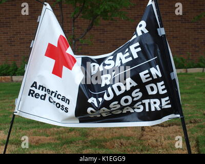 Dallas, USA. Août 27, 2017. Les bandes extérieures de la pluie de l'ancien l'ouragan Harvey, maintenant, la tempête tropicale Harvey, serait parvenu à Dallas. L'abri de secours mis en place à la Walnut Hill Recreation Centre était plein mais les gens semblaient être à l'extérieur de profiter d'une journée sans vent et d'averses. L'air est chargé d'humidité et à certains endroits aujourd'hui, il semblait que le brouillard avant et après quelques minutes de pluie de l'air qui est si saturé. Credit : dallaspaparazzo/Alamy Live News Banque D'Images