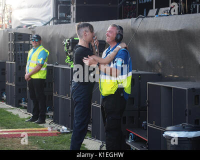 Portsmouth, Hampshire, Angleterre, 27 août 2017 Pete Doherty a l'amusement avec la sécurité pendant son set au festival victorieux avant d'être retiré de la scène pour overruning et refusant de mettre fin à son set. Crédit : Simon Evans/Alamy Live News Banque D'Images