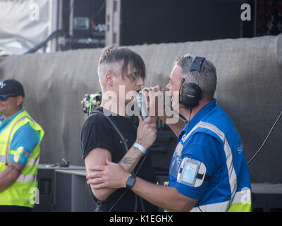 Portsmouth, Hampshire, Angleterre, 27 août 2017 Pete Doherty a l'amusement avec la sécurité pendant son set au festival victorieux avant d'être retiré de la scène pour overruning et refusant de mettre fin à son set. Crédit : Simon Evans/Alamy Live News Banque D'Images