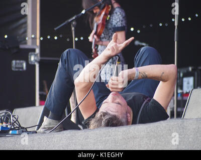 Portsmouth, Hampshire, Angleterre, 27 août 2017 Pete Doherty établit entre les chansons au cours de son set au festival victorieux avant d'être retiré de la scène pour overruning et refusant de mettre fin à son set. Crédit : Simon Evans/Alamy Live News Banque D'Images