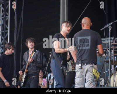 Portsmouth, Hampshire, Angleterre, le 27 août 2017 affirme Pete Doherty avec le gérant de scène sur la scène du festival victorieux après son son était coupé et il a été ordonné de quitter la scène en raison de son refus de mettre fin à son set après l'overruning. Crédit : Simon Evans/Alamy Live News Banque D'Images