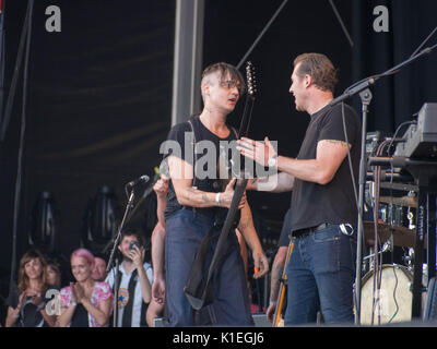 Portsmouth, Hampshire, Angleterre, 27 août 2017 Pete Doherty soutient avec son roadie comme il est intervenu pour emporter sa guitare sur la scène du festival victorieux après son son était coupé et il a été ordonné de quitter la scène en raison de son refus de mettre fin à son set après l'overruning. Il avait déjà couru autour du stade stade évitant les mains essayant de retirer ses troupes et avec le soutient d'instruments stage manager. Crédit : Simon Evans/Alamy Live News Banque D'Images