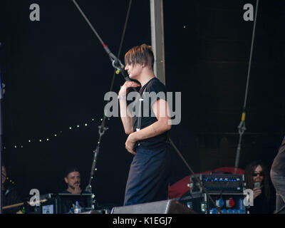 Portsmouth, Hampshire, Angleterre, 27 août 2017 à pas de microphone ou de la guitare à sa disposition Pete Doherty indique à l'auditoire que son set a terminé en utilisant la langue des signes. Sa musique a été coupé et il a été ordonné de quitter la scène du festival victorieux en raison de son refus de mettre fin à son set après l'overruning. Il avait déjà couru autour du stade stade évitant les mains essayant de retirer ses troupes et a soutenu avec les instruments stage manager avant de finalement concéder et quitter la scène. Crédit : Simon Evans/Alamy Live News Banque D'Images