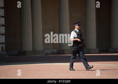 Londres, Royaume-Uni. Août 27, 2017. Le renforcement de la sécurité au palais de Buckingham, le samedi et dimanche à la suite de la tentative d'attentat onFriday 25 août. Les touristes regarder sur comme la prescience de policiers armés à la police est vu et ressenti à Buckingham Palace Crédit : Ben Smith/Alamy Live News Banque D'Images