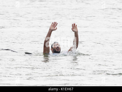 Racice, République tchèque. Août 27, 2017. Josef Dostal de République tchèque a gagné 2017 Championnats du monde de sprint en canoë-K1 Hommes 500m course finale à Racice, République tchèque, le 27 août 2017. Dostal sauté dans l'eau après la course. Credit : Katerina Sulova/CTK Photo/Alamy Live News Banque D'Images