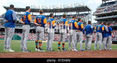 Mets de New York dans l'attention comme l'hymne national est joué avant le match contre les Nationals de Washington au Championnat National Park à Washington, DC le Samedi, 26 août, 2017. De gauche à droite : New York Mets non identifiés, lanceur droitier Jerry Blevins (39), lanceur droitier Paul Sewald (51), lanceur droitier Chasen Bradford (46), lanceur droitier Erik Goeddel (62), lanceur droitier Josh fumeur (49), arrêt-court Matt Reynolds (15), non identifié, le deuxième but Gavin Cecchini (2), non identifié et non identifiées. Credit : Ron Sachs/CNP (restriction : NO New York ou le New Jersey Journaux ou newspap Banque D'Images