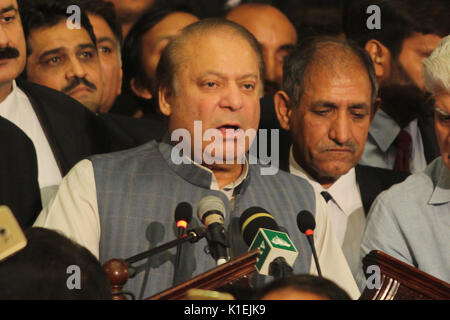 L'ancien Premier Ministre pakistanais Mian Mohammad Nawaz Sharif s'attaquer au cours de la Convention à tous les avocats du Pakistan à l'Awan e-Iqbal à Lahore. (Photo par Rana Sajid Hussain/Pacific Press) Banque D'Images