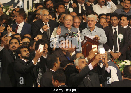 L'ancien Premier Ministre pakistanais Mian Mohammad Nawaz Sharif s'attaquer au cours de la Convention à tous les avocats du Pakistan à l'Awan e-Iqbal à Lahore. (Photo par Rana Sajid Hussain/Pacific Press) Banque D'Images