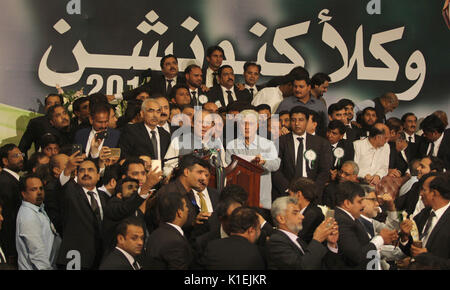 L'ancien Premier Ministre pakistanais Mian Mohammad Nawaz Sharif s'attaquer au cours de la Convention à tous les avocats du Pakistan à l'Awan e-Iqbal à Lahore. (Photo par Rana Sajid Hussain/Pacific Press) Banque D'Images