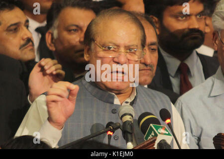 L'ancien Premier Ministre pakistanais Mian Mohammad Nawaz Sharif s'attaquer au cours de la Convention à tous les avocats du Pakistan à l'Awan e-Iqbal à Lahore. (Photo par Rana Sajid Hussain/Pacific Press) Banque D'Images