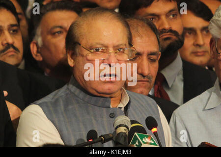 L'ancien Premier Ministre pakistanais Mian Mohammad Nawaz Sharif s'attaquer au cours de la Convention à tous les avocats du Pakistan à l'Awan e-Iqbal à Lahore. (Photo par Rana Sajid Hussain/Pacific Press) Banque D'Images