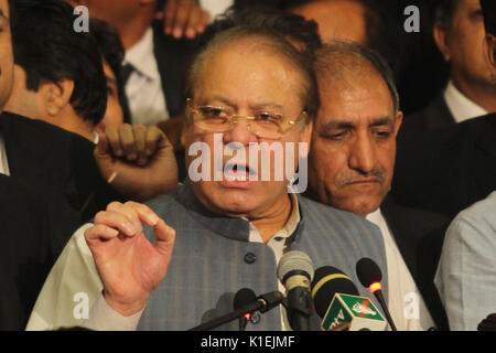 L'ancien Premier Ministre pakistanais Mian Mohammad Nawaz Sharif s'attaquer au cours de la Convention à tous les avocats du Pakistan à l'Awan e-Iqbal à Lahore. (Photo par Rana Sajid Hussain/Pacific Press) Banque D'Images