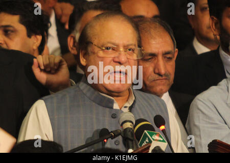 L'ancien Premier Ministre pakistanais Mian Mohammad Nawaz Sharif s'attaquer au cours de la Convention à tous les avocats du Pakistan à l'Awan e-Iqbal à Lahore. (Photo par Rana Sajid Hussain/Pacific Press) Banque D'Images