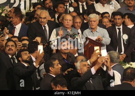 L'ancien Premier Ministre pakistanais Mian Mohammad Nawaz Sharif s'attaquer au cours de la Convention à tous les avocats du Pakistan à l'Awan e-Iqbal à Lahore. (Photo par Rana Sajid Hussain/Pacific Press) Banque D'Images