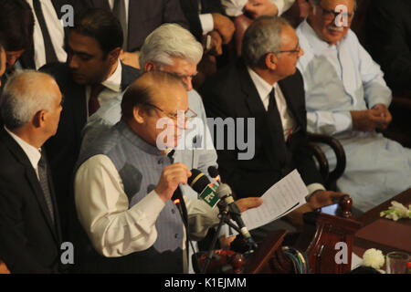 L'ancien Premier Ministre pakistanais Mian Mohammad Nawaz Sharif s'attaquer au cours de la Convention à tous les avocats du Pakistan à l'Awan e-Iqbal à Lahore. (Photo par Rana Sajid Hussain/Pacific Press) Banque D'Images