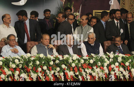 L'ancien Premier Ministre pakistanais Mian Mohammad Nawaz Sharif s'attaquer au cours de la Convention à tous les avocats du Pakistan à l'Awan e-Iqbal à Lahore. (Photo par Rana Sajid Hussain/Pacific Press) Banque D'Images