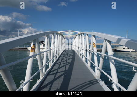 Trinity landing pontoon à Cowes Harbour, île de Wight, au Royaume-Uni. Banque D'Images