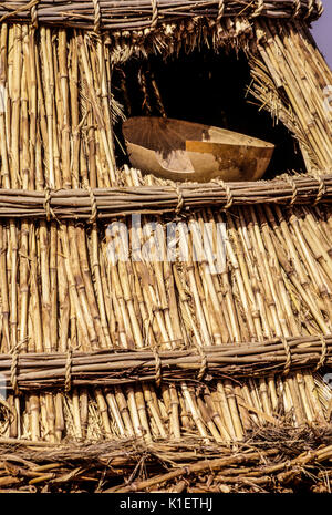 Le Niger, Delaquara Village, Afrique de l'Ouest. Calebasse assis dans le grenier du Village fait de tiges de mil. Banque D'Images