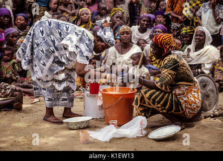 Le Niger, Ouna Village, Afrique de l'Ouest. Démonstration de fabrication de savon. (Zarma Djerma) groupe tribal. Banque D'Images