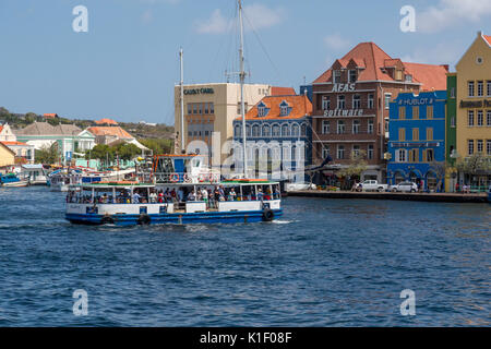 Willemstad, Curaçao, Petites Antilles. Traversier pour piétons reliant Tourist et Punda tandis que la reine Emma Pontoon Bridge est ouvert à la circulation maritime. Banque D'Images