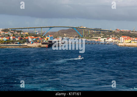 Willemstad, Curaçao, Petites Antilles. Entrée de Sint Anna Bay. Pont de la reine Juliana en arrière-plan, la reine Emma Pontoon Bridge à l'entrée de la baie. Banque D'Images