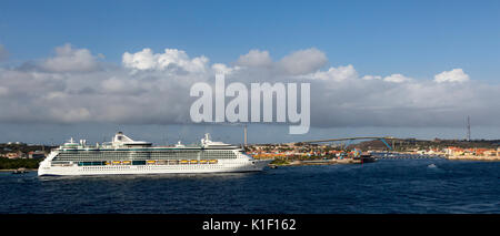 Willemstad, Curaçao, Petites Antilles. Jewel of the Seas bateau de croisière proche entrée de Sint Anna Bay. Pont de la reine Juliana en arrière-plan. Banque D'Images