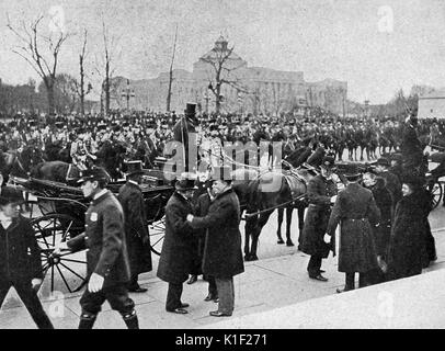 Theodore Roosevelt en arrivant à la capitale, grande foule à l'arrière-plan, la calèche et les hommes en chapeaux haut en premier plan, le 4 mars 1901. Banque D'Images