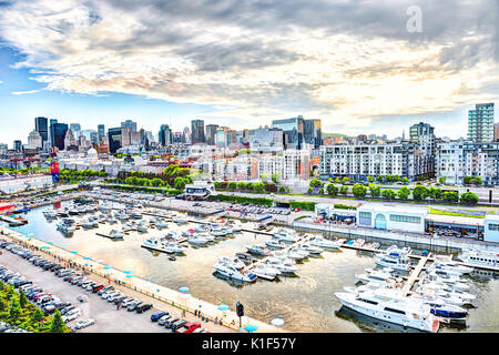 Montréal, Canada - le 27 mai 2017 : Vue aérienne du quartier du vieux port avec de nombreux bateaux et le centre-ville en ville dans la région du Québec pendant le coucher du soleil Banque D'Images