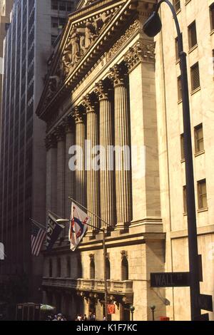 Cette photographie de 1988 décrit le New York Stock Exchange (NYSE) bâtiment à 18 Broad Street, à l'angle de Wall Street, à New York. Il s'agit d'une New York City Monument, datant de 1903. Le bâtiment est un exemple de style néo-classique ? ? L'architecture de style.  <p >La Bourse de New York est la plus grande bourse du monde, bien que sa part du volume des opérations a été dépassé par le NASDAQ en 1993. Ses quelque 2, 800 entreprises ont été estimés à une valeur, à partir de décembre 2005, de près de 20 billions de dollars, la valeur globale de ses actions ordinaires en circulation de stock. La NYSE fermé du 11 septembre à travers Banque D'Images