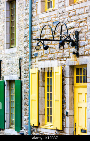 Maisons en pierre jaune coloré dans les bâtiments de l'ancienne ville Banque D'Images