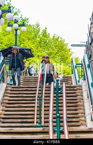 La ville de Québec, Canada - 30 mai 2017 : People walking down célèbre escaliers ou marches sur la rue de la vieille ville rue du Petit Champlain par restaurants Banque D'Images