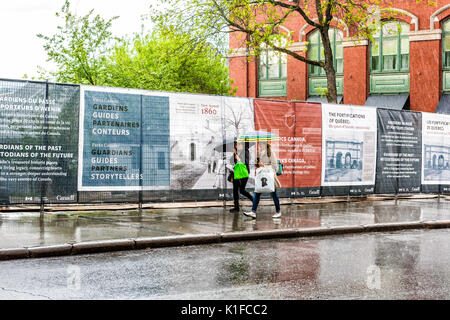 La ville de Québec, Canada - 31 mai 2017 : Place D'Youville lors de fortes pluies dans la rue de la vieille ville avec des gens qui marchent et parasols Banque D'Images