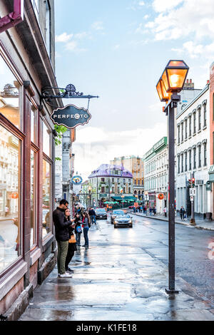 La ville de Québec, Canada - 31 mai 2017 : rue de la vieille ville Saint-Jean après de fortes pluies avec des gens debout Banque D'Images